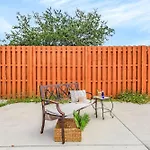 Saltwater Pool, Pet Friendly, Grill And Picnic Table - A Time For Paws - Roelens Vacations