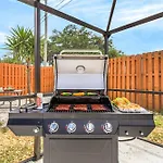 Saltwater Pool, Pet Friendly, Grill And Picnic Table - A Time For Paws - Roelens Vacations