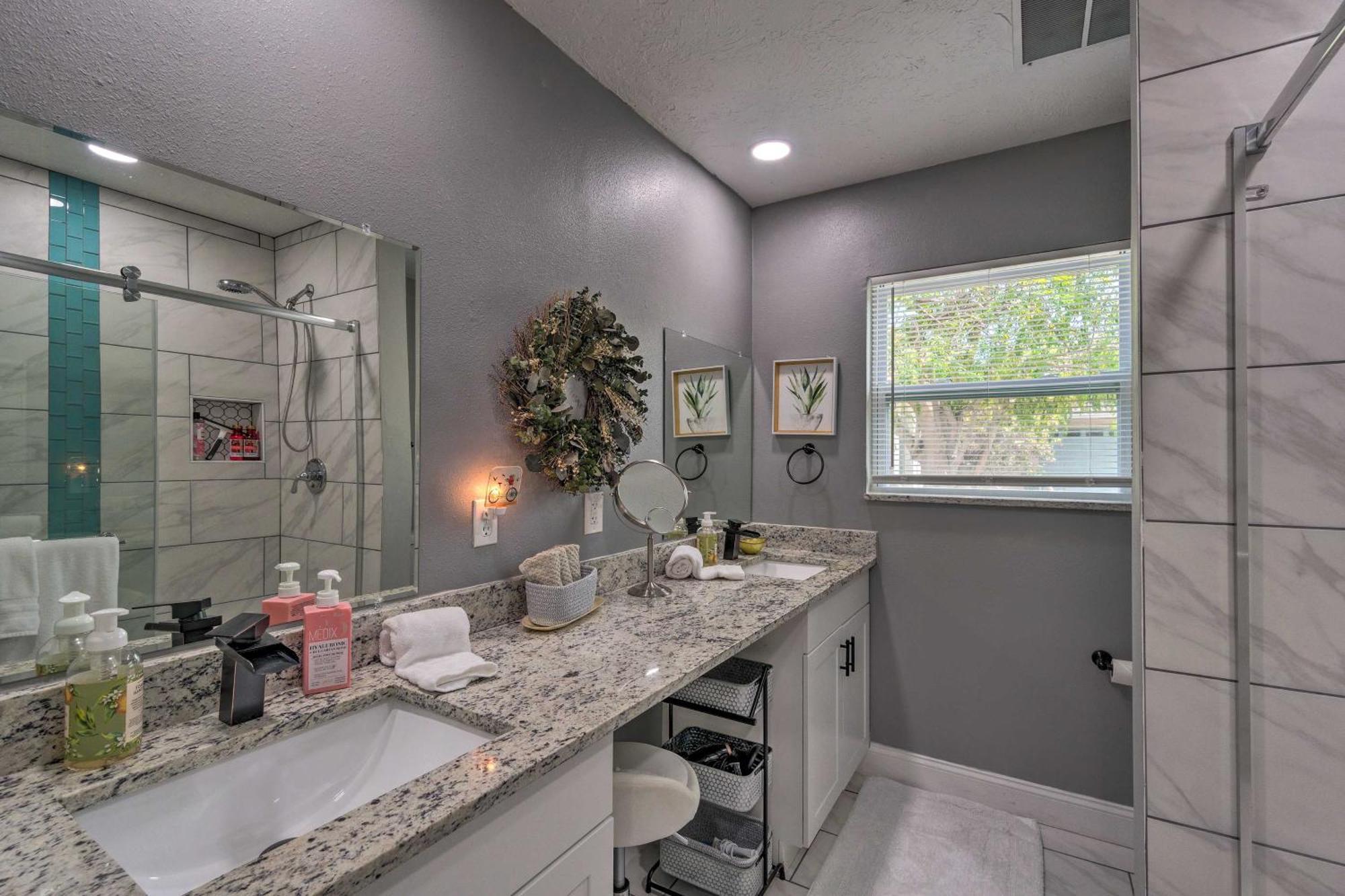 Bright Getaway Less Than 1 Mi To Historic Dtwn Ferienhaus