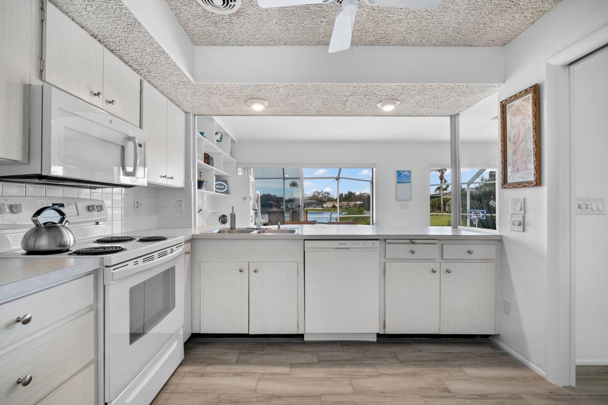 Lakefront Pool Holiday home