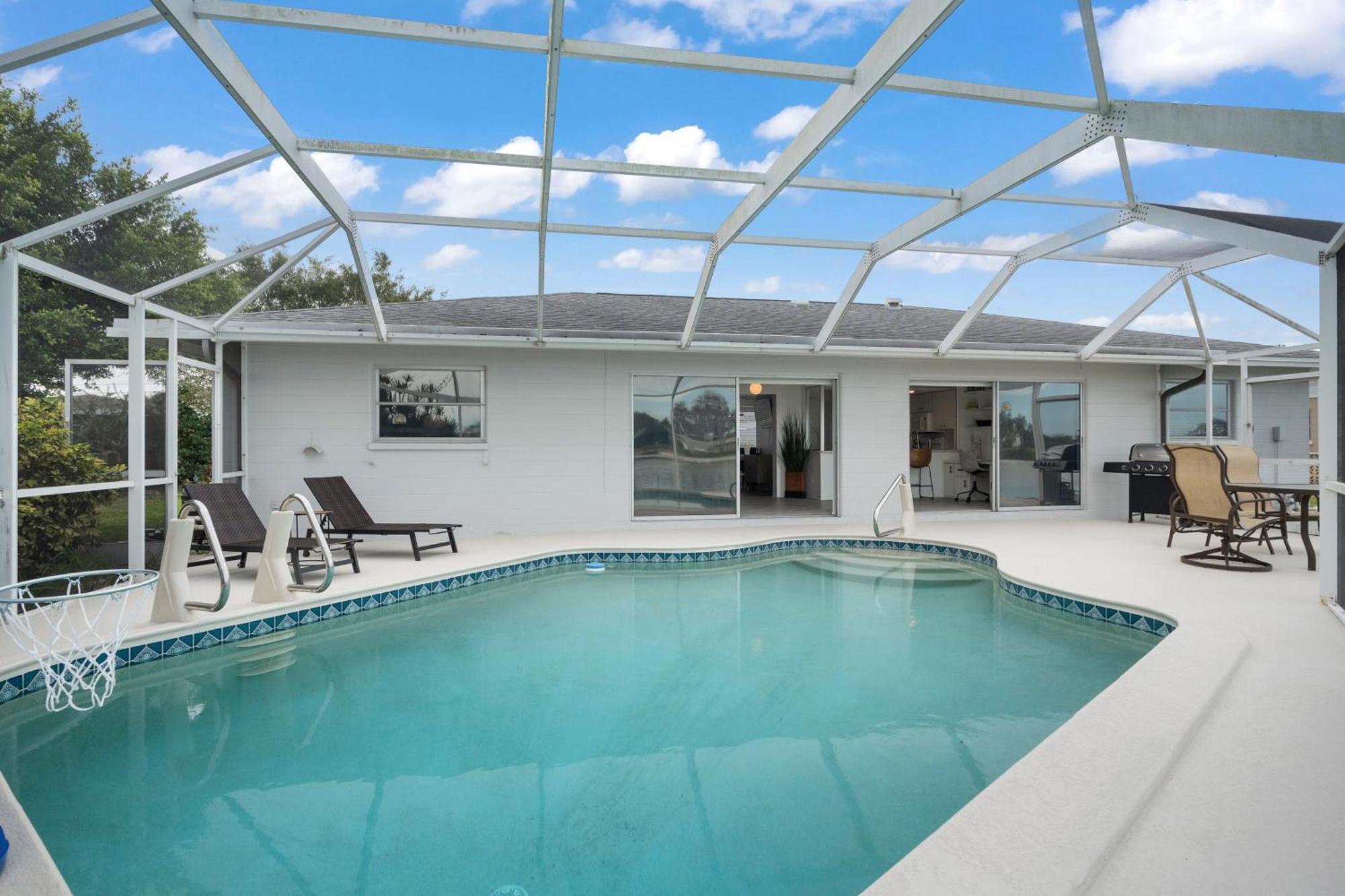 Lakefront Pool Holiday home *