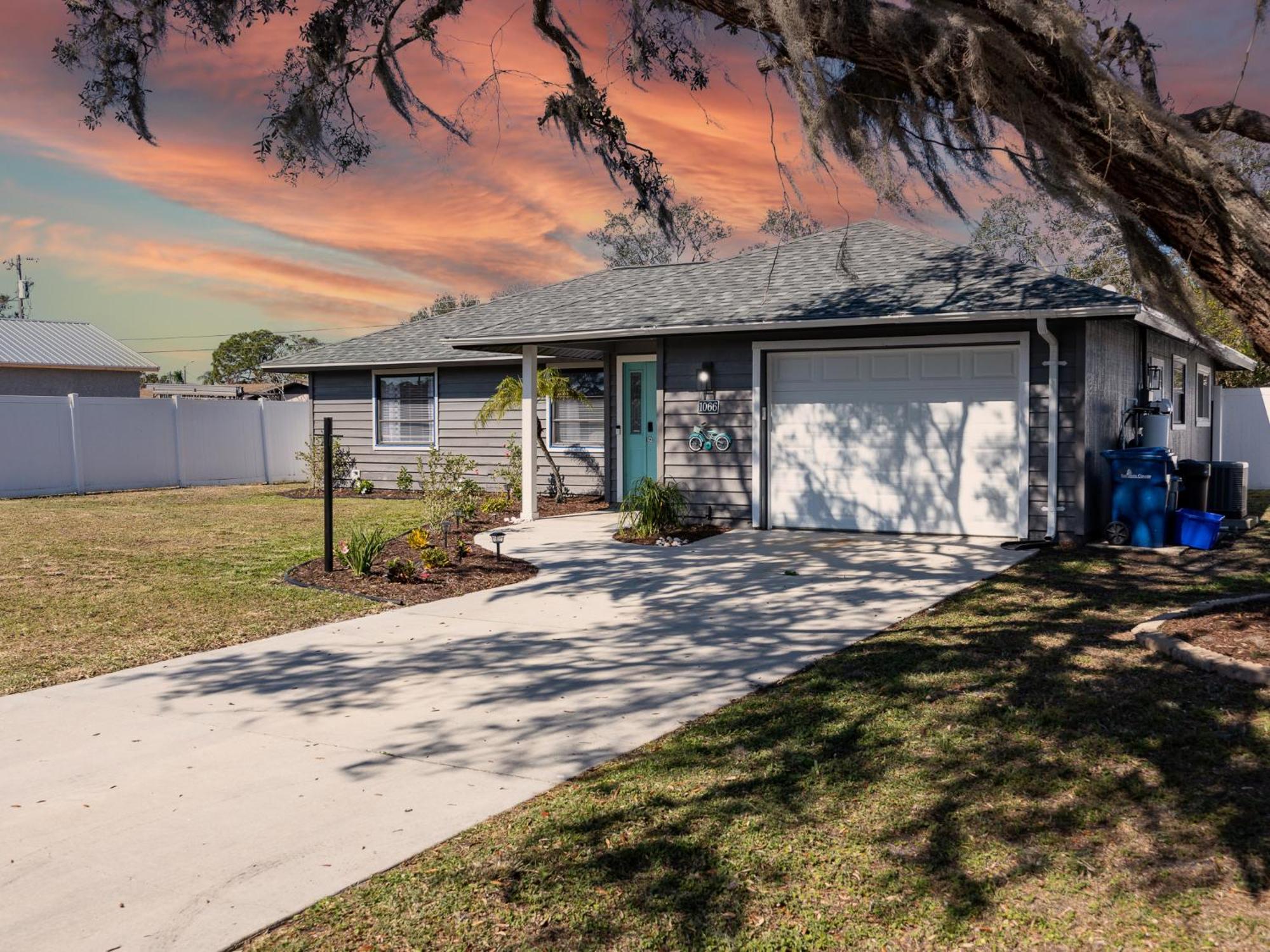 3 Bedroom Luxury Home, Completely Renovated, 5 Star Rated - 10mins To Beaches *