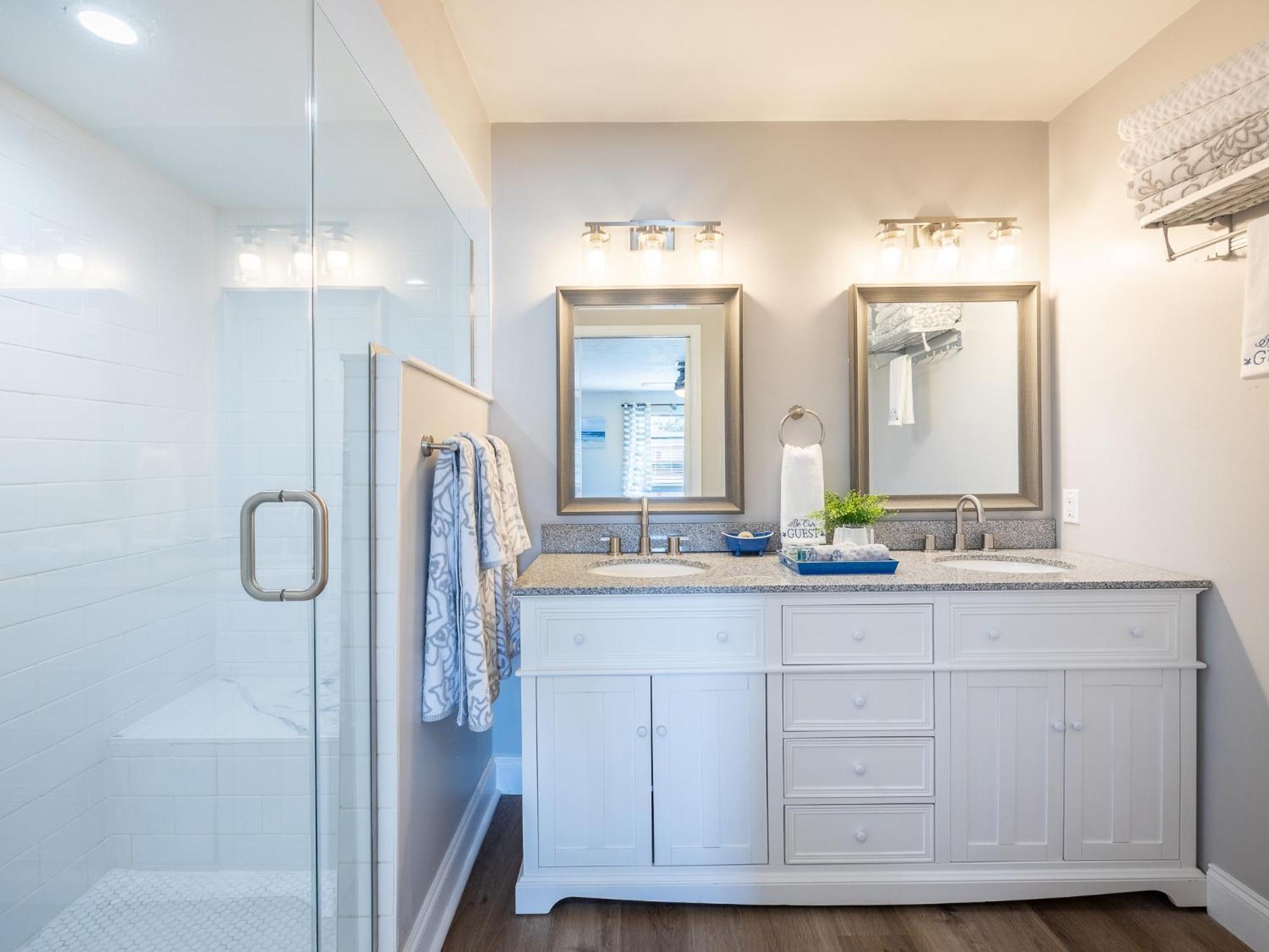 3 Bedroom Luxury Home, Completely Renovated, 5 Star Rated - 10mins To Beaches *