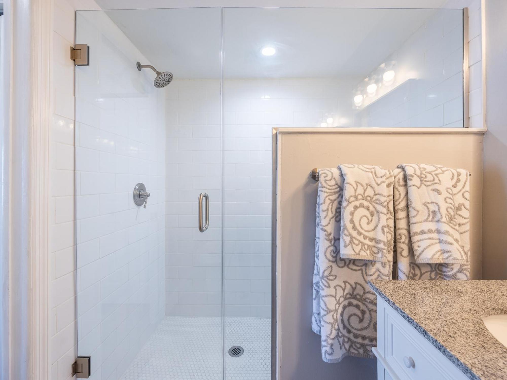 3 Bedroom Luxury Home, Completely Renovated, 5 Star Rated - 10mins To Beaches
