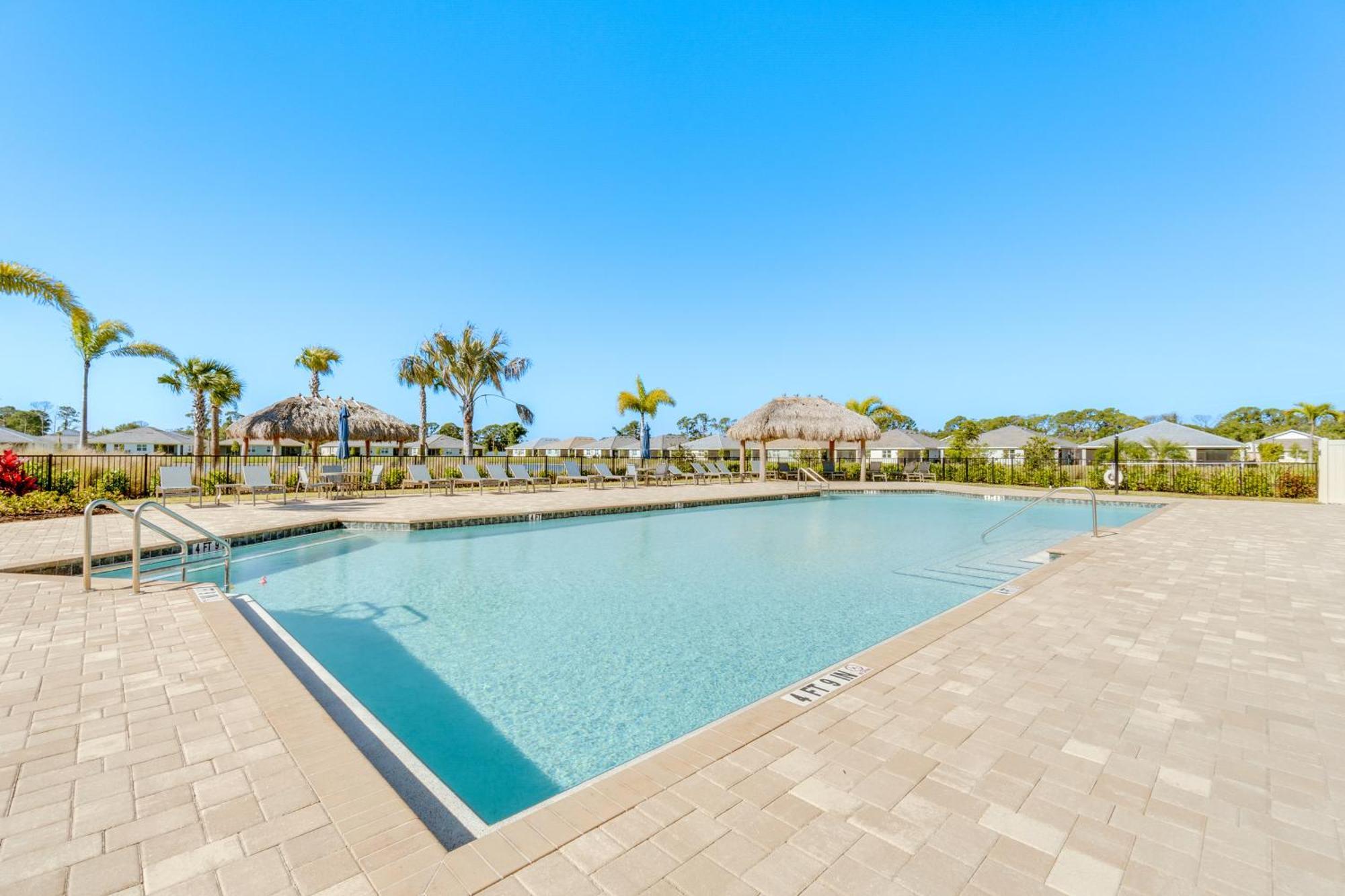 Coastal With Patio And Amenities! Villa