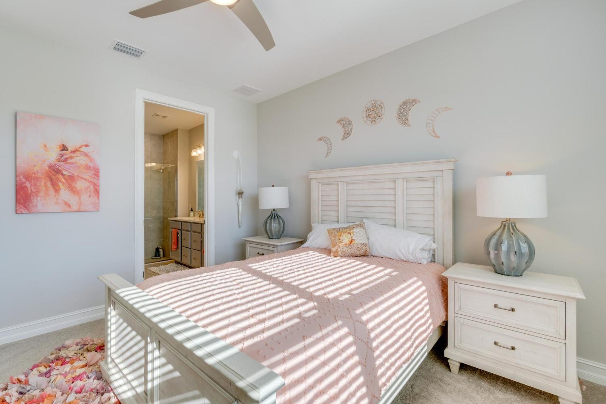 Coastal With Patio And Amenities! Villa