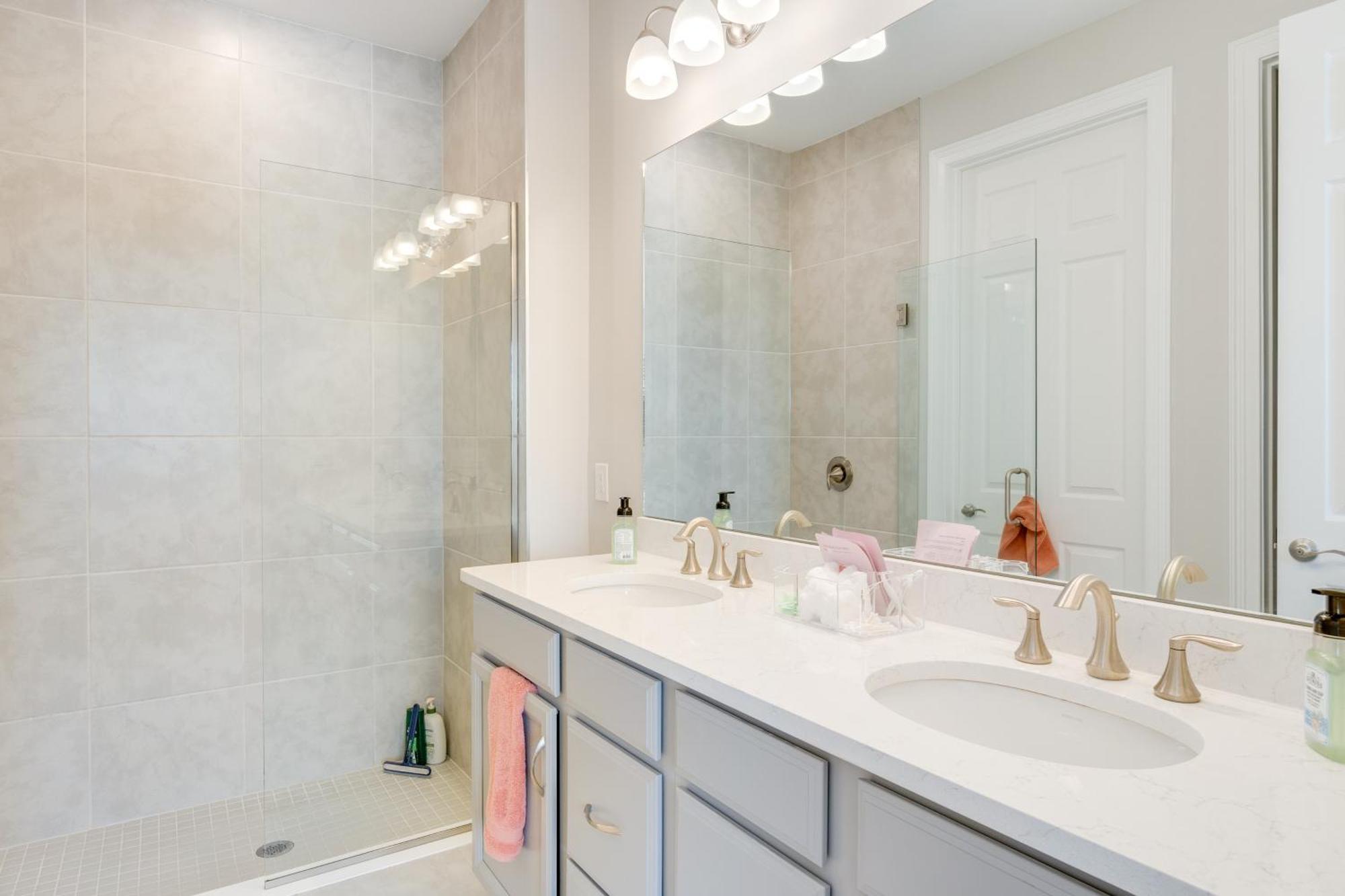 Coastal With Patio And Amenities! * Venice