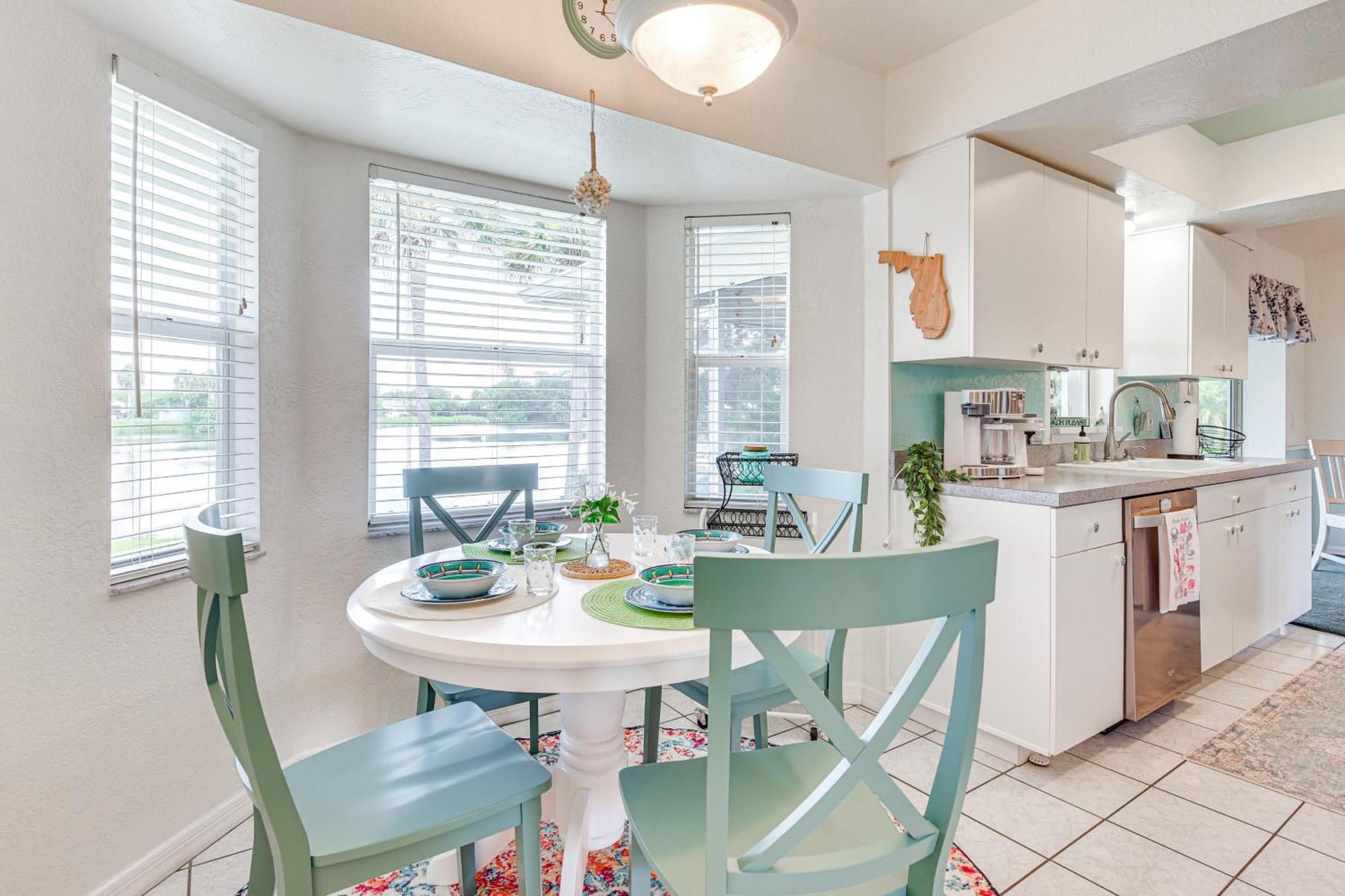 Lakefront 4 Mi To Manasota Key Beach! Holiday home
