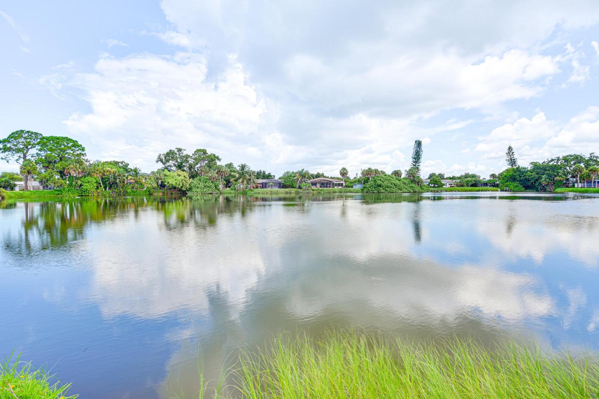 Holiday home Lakefront 4 Mi To Manasota Key Beach!