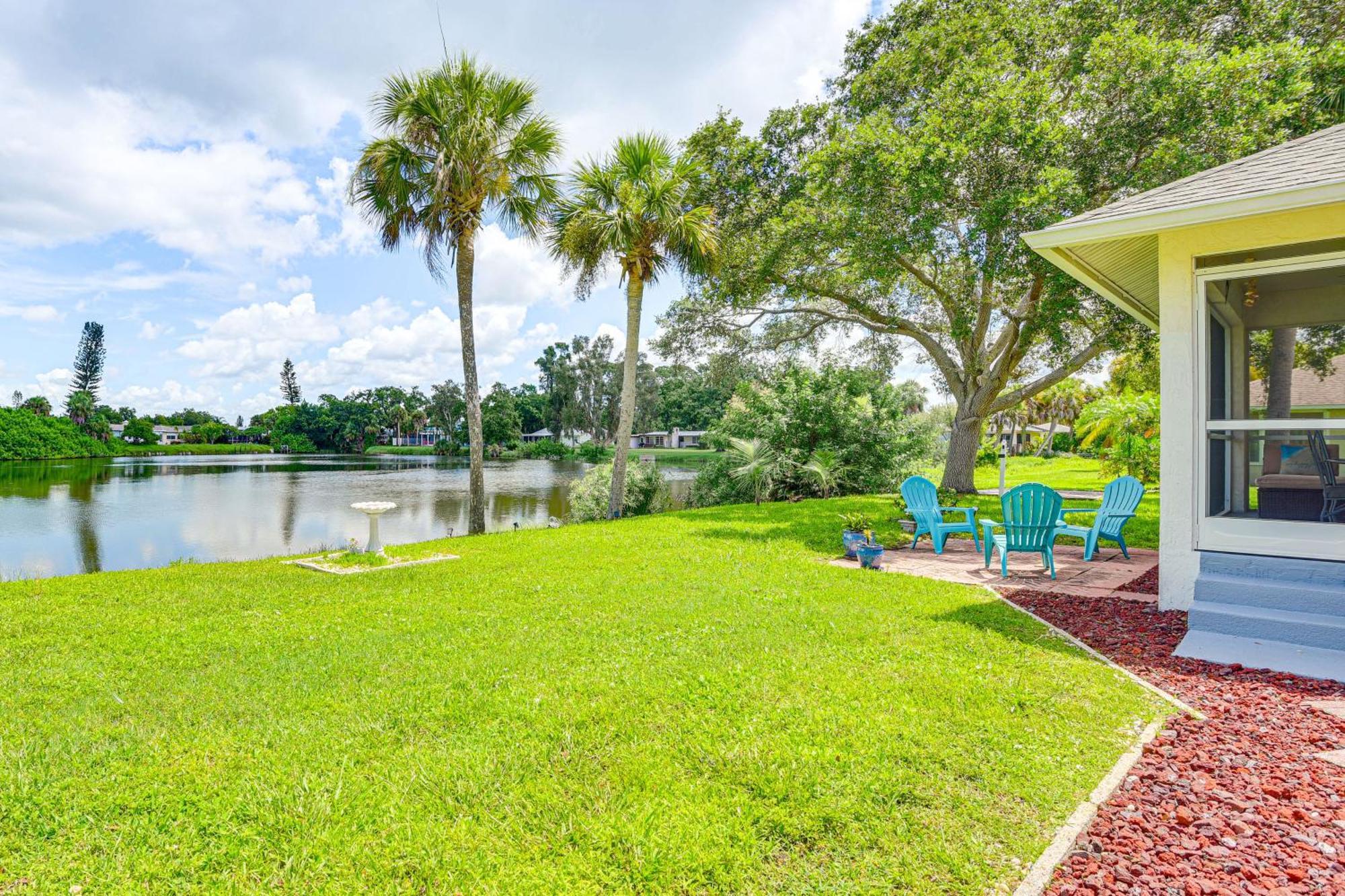 Holiday home Lakefront 4 Mi To Manasota Key Beach!