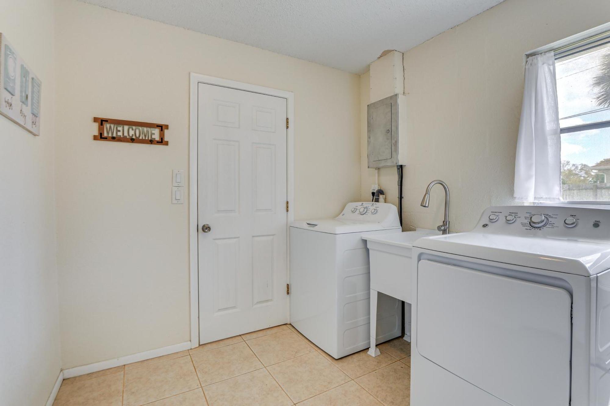 With Fenced Yard 4 Mi To Beach! Venice