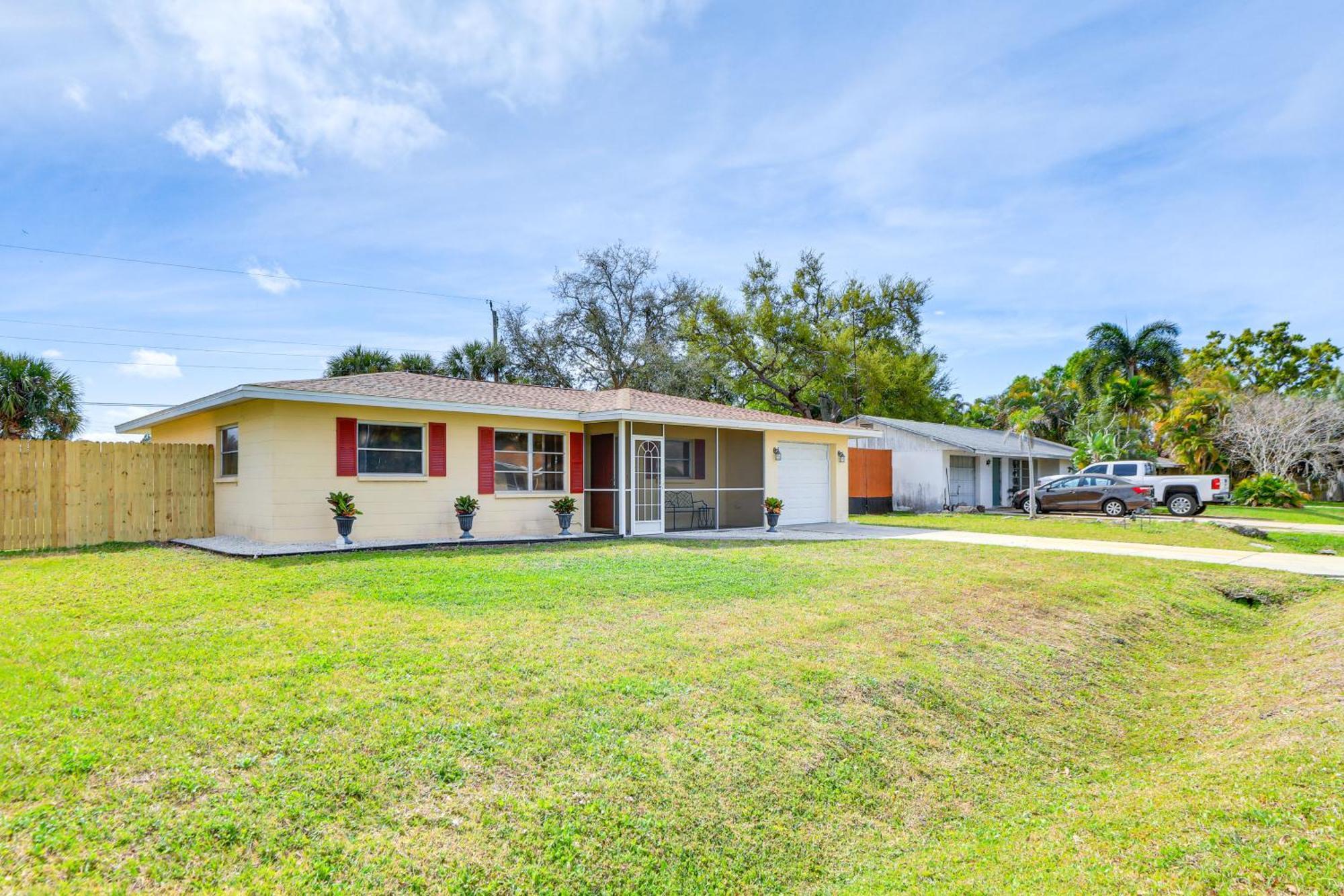 With Fenced Yard 4 Mi To Beach! Ferienhaus
