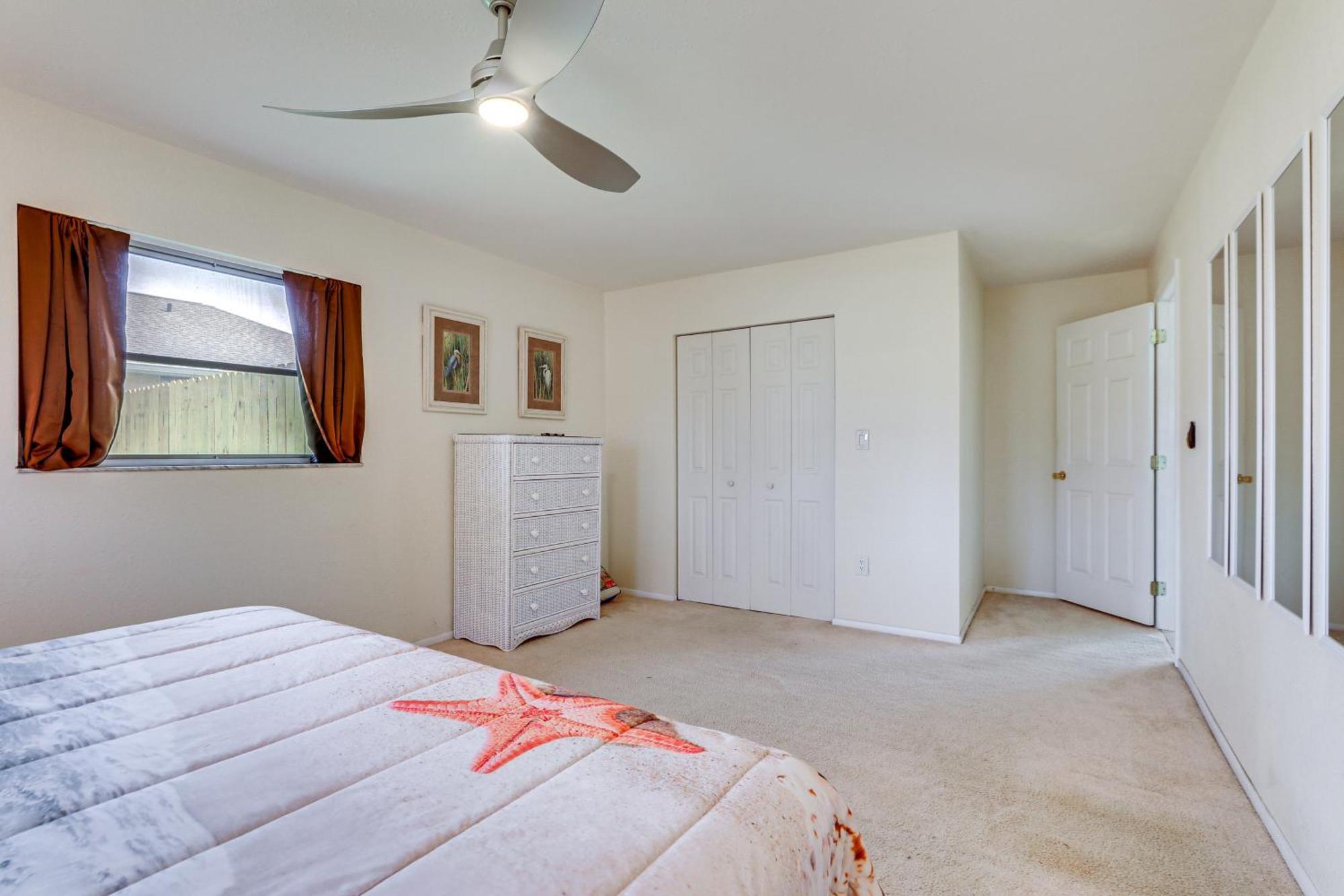 With Fenced Yard 4 Mi To Beach! Ferienhaus