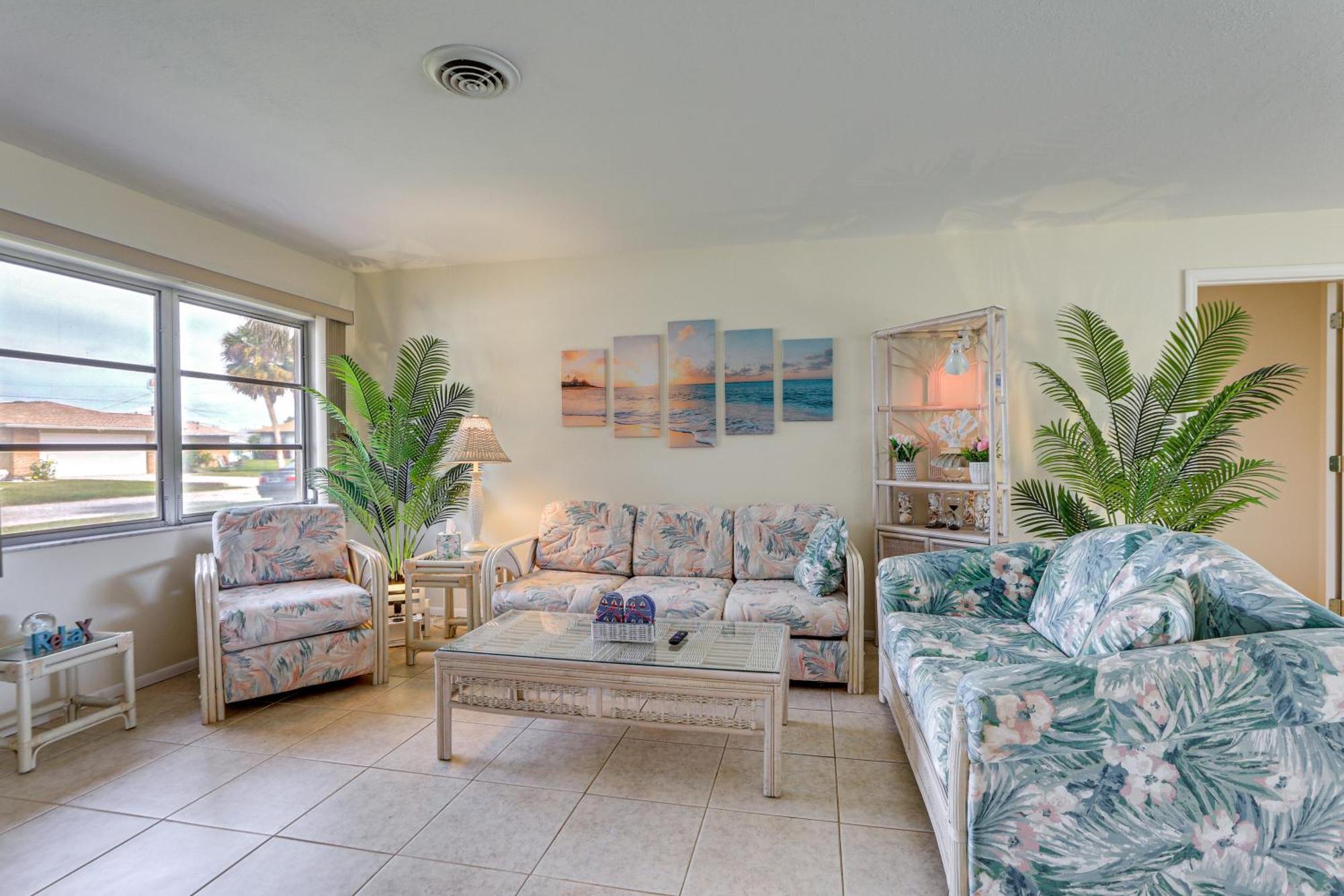 With Fenced Yard 4 Mi To Beach! Ferienhaus *