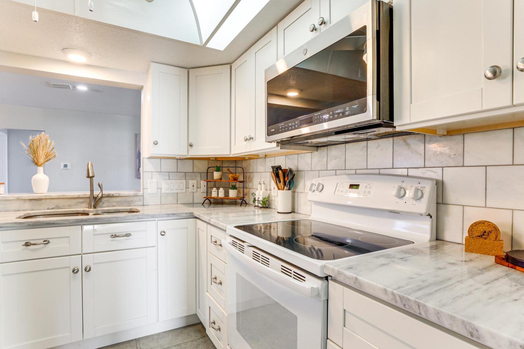 4 Mi To Poolside Paradise Awaits! Holiday home