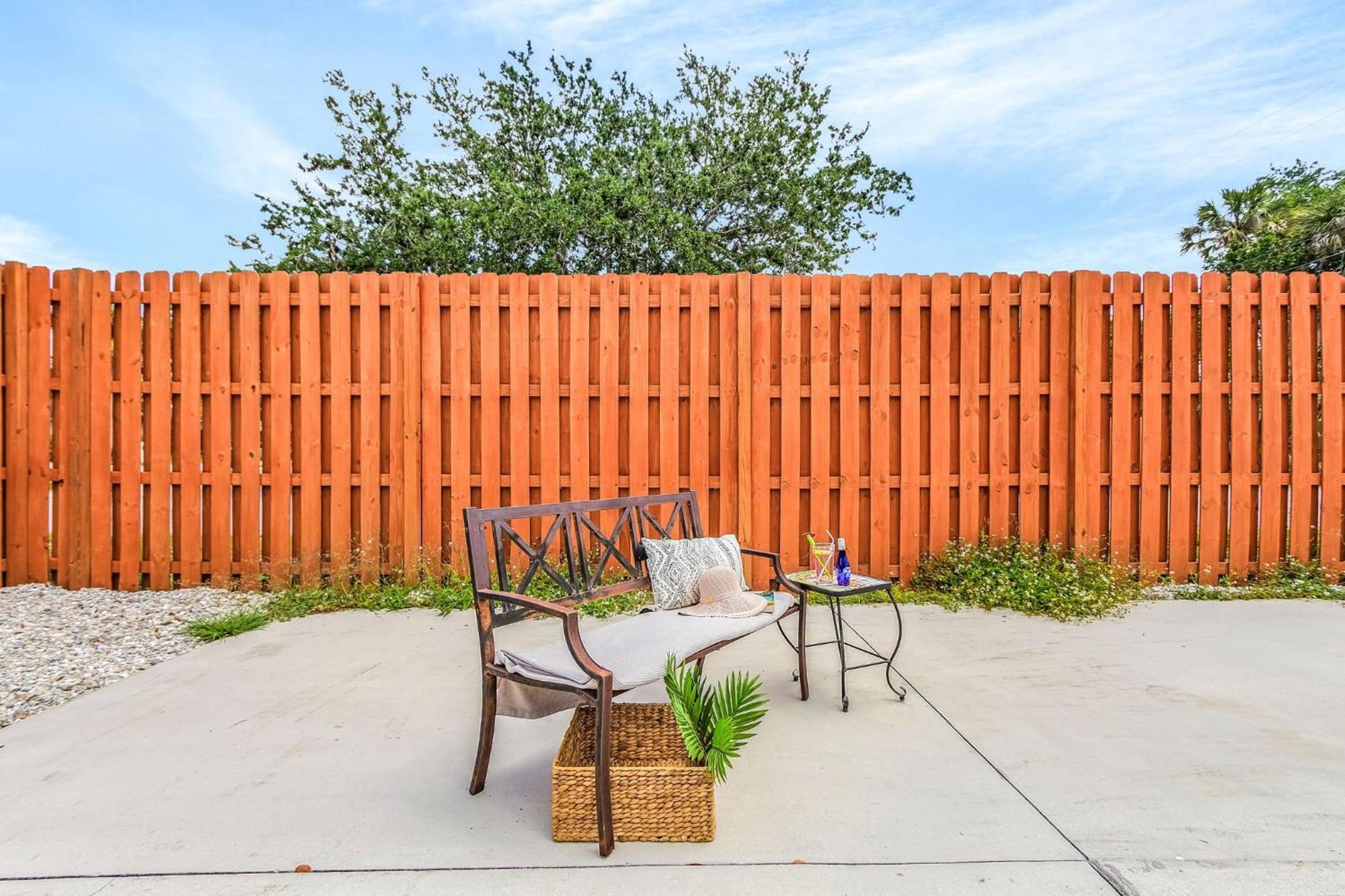 Saltwater Pool, Pet Friendly, Grill And Picnic Table - A Time For Paws - Roelens Vacations * Venice