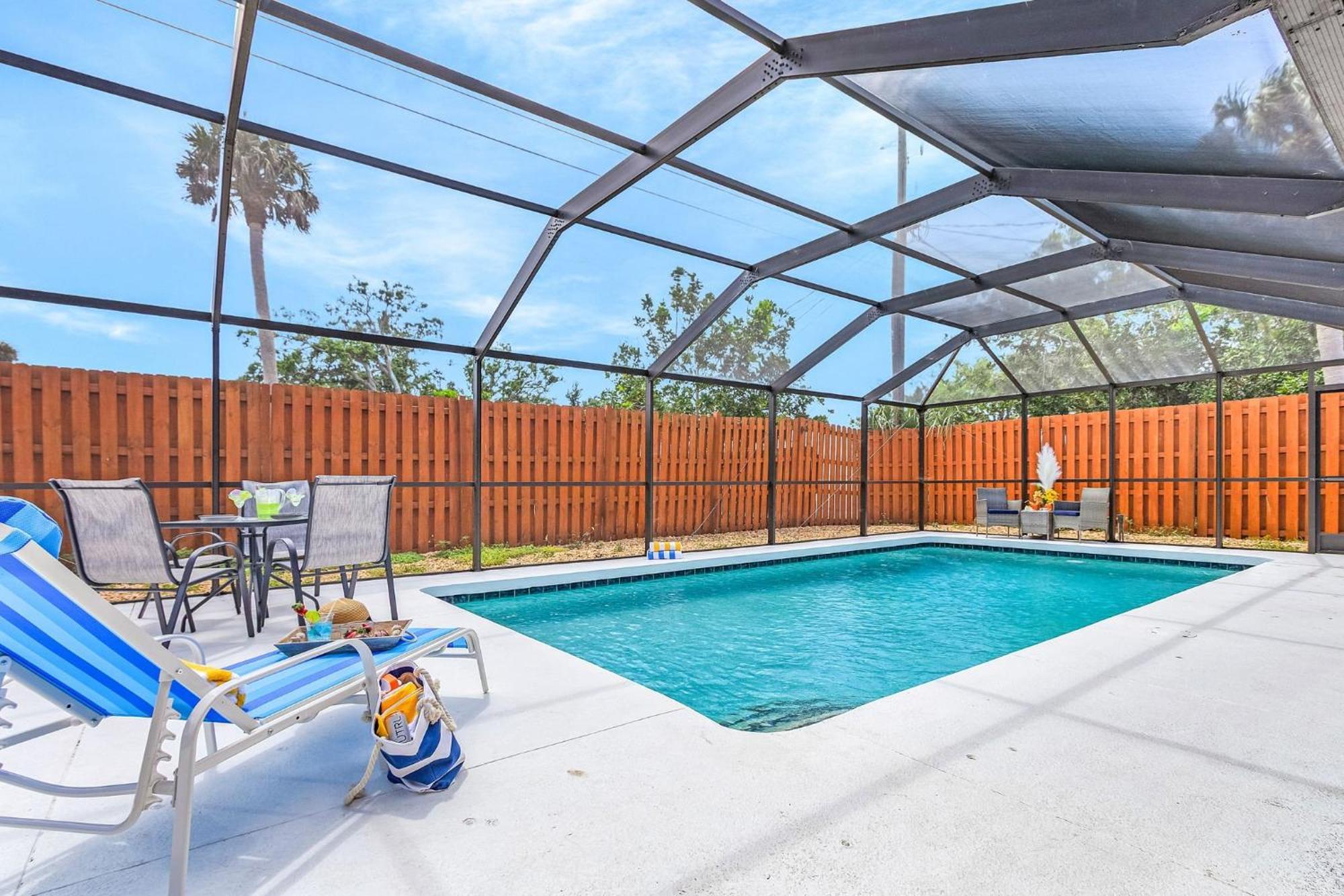 Saltwater Pool, Pet Friendly, Grill And Picnic Table - A Time For Paws - Roelens Vacations *
