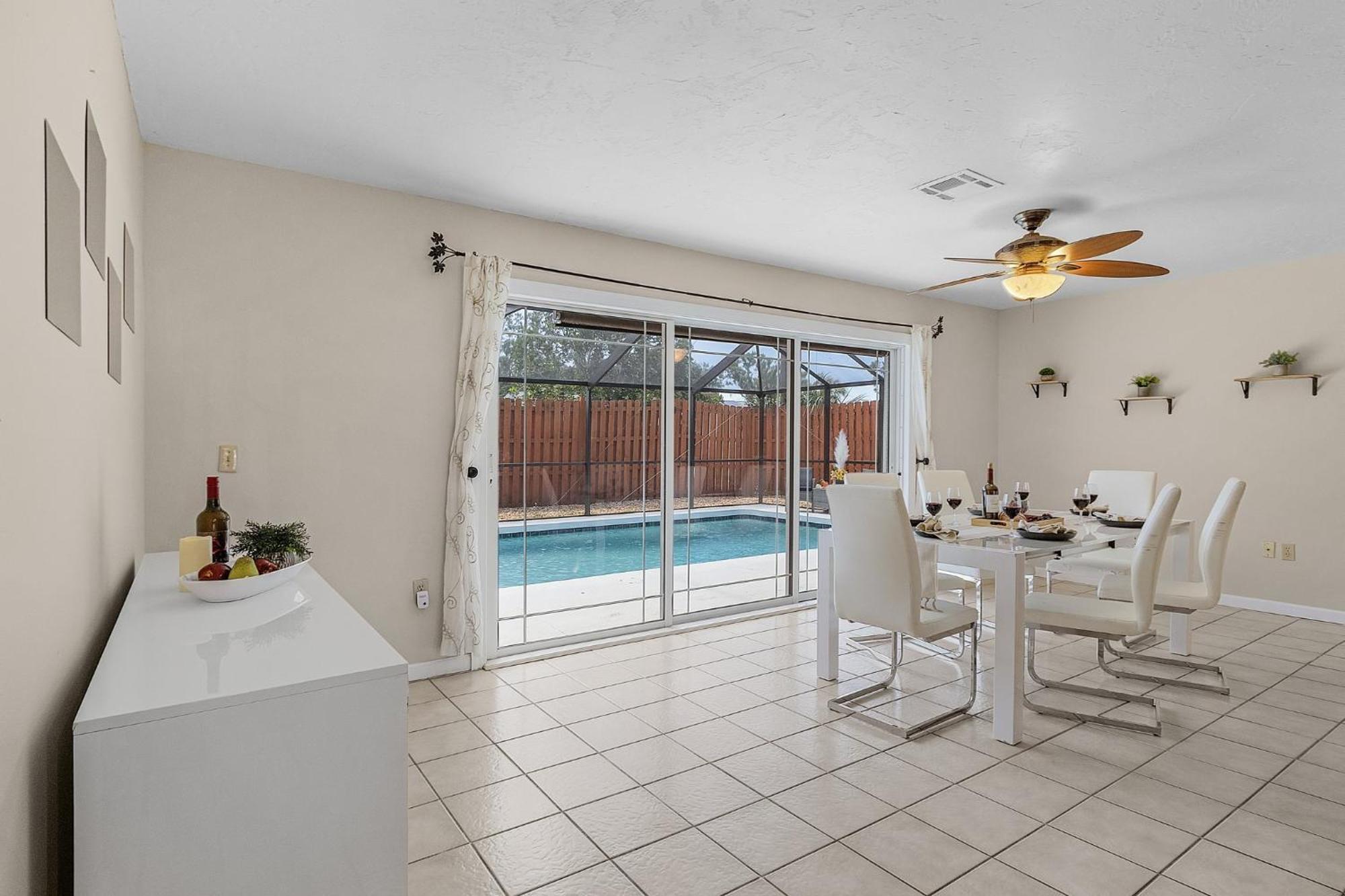 Saltwater Pool, Pet Friendly, Grill And Picnic Table - A Time For Paws - Roelens Vacations