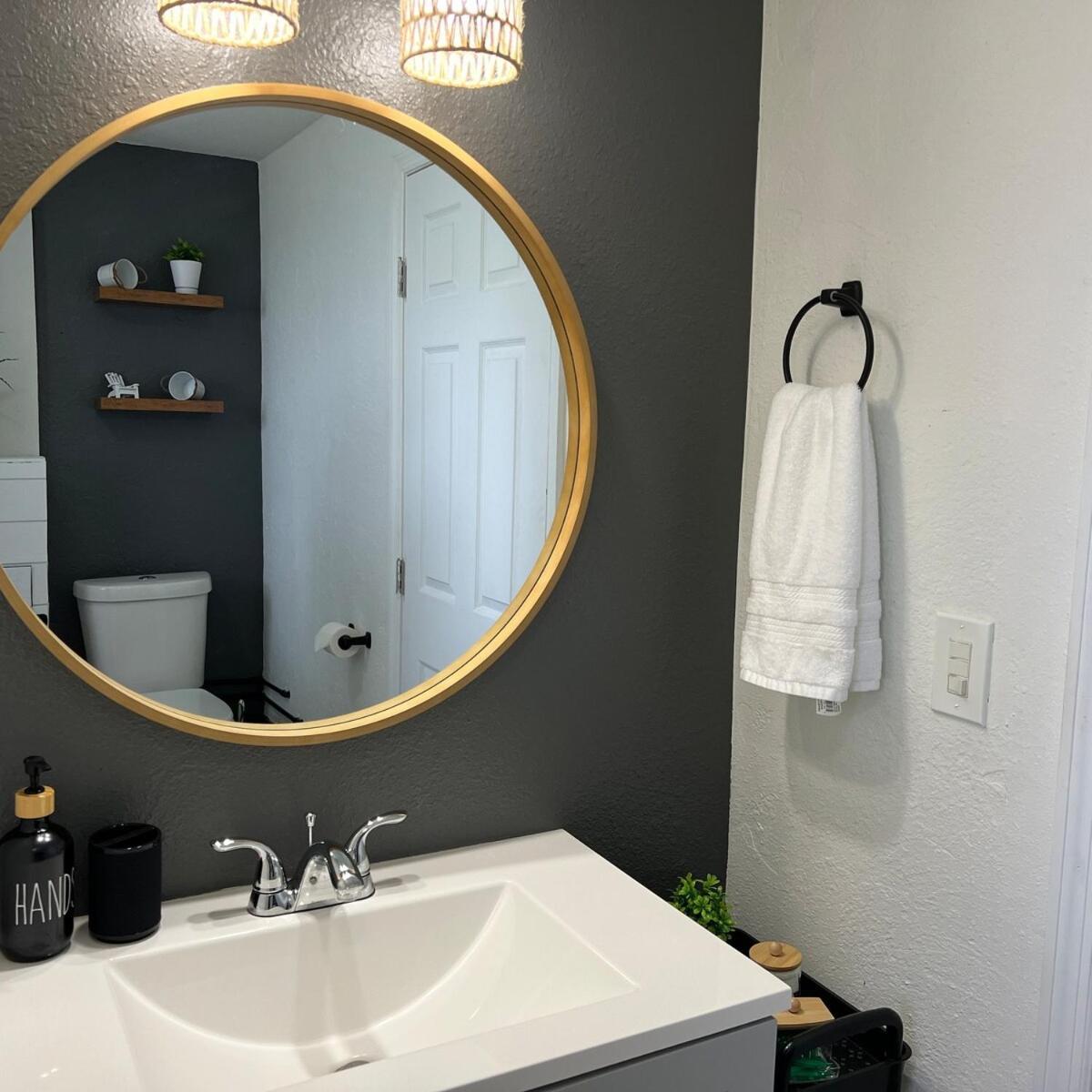 Private, Cozy, Guest-suite B Apartment