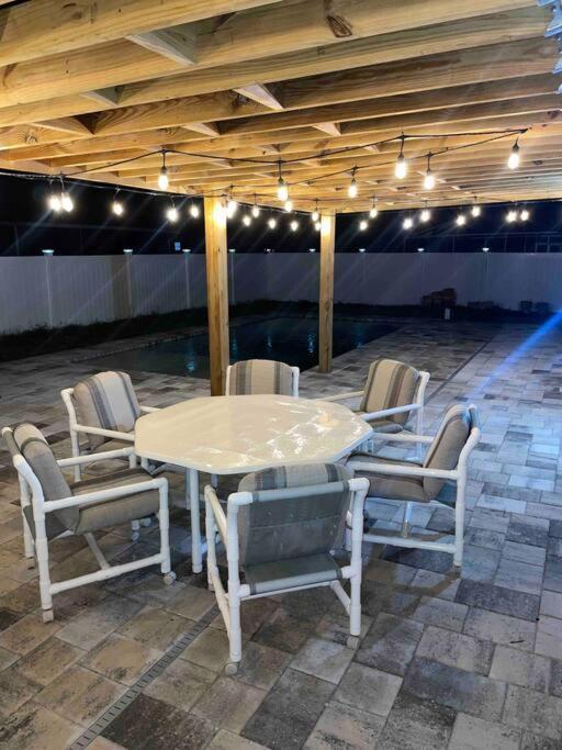 Pet Friendly 3-bedroom House, Minutes From * Venice