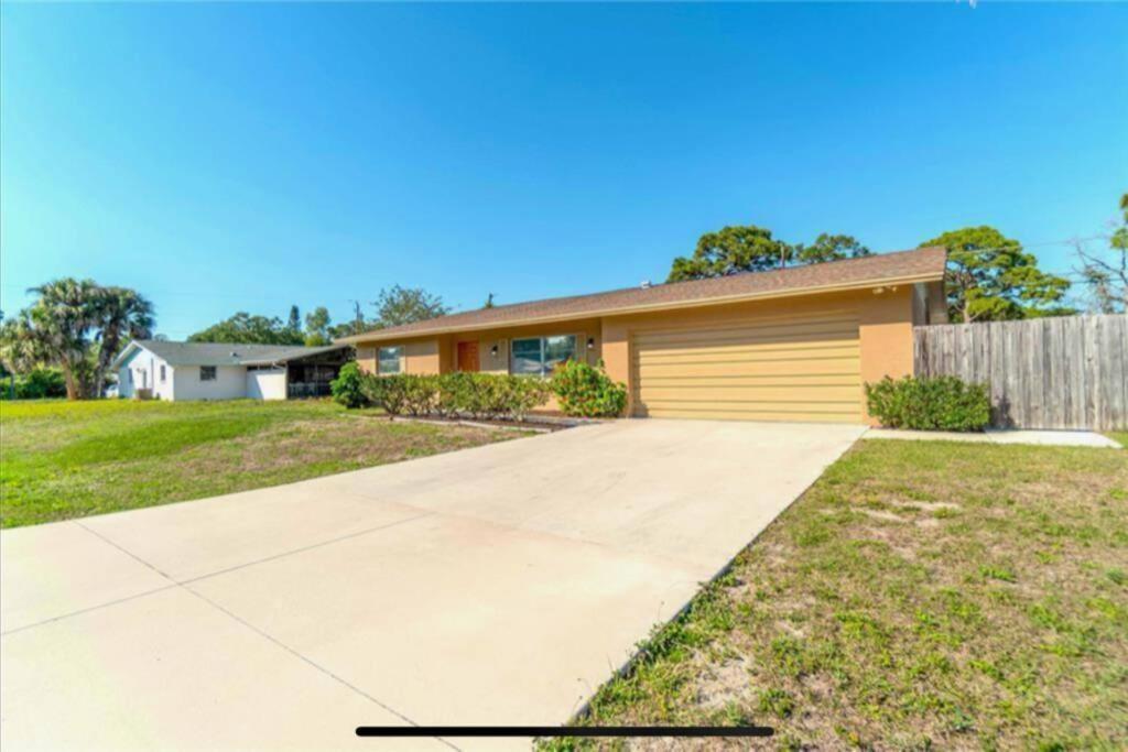 Holiday home Pet Friendly 3-bedroom House, Minutes From *