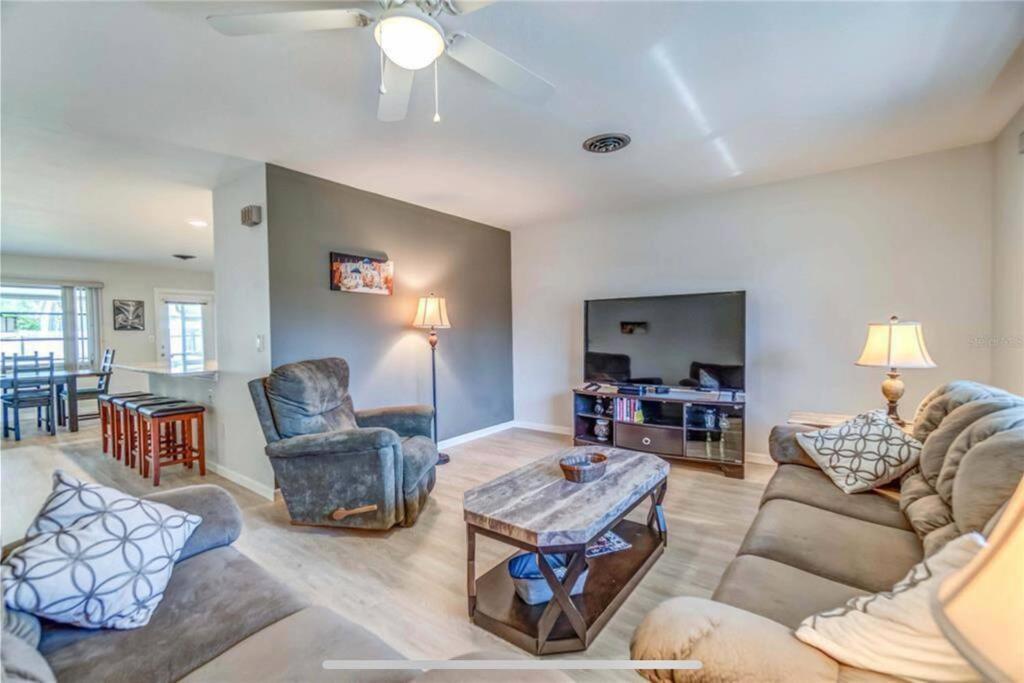 Pet Friendly 3-bedroom House, Minutes From Holiday home