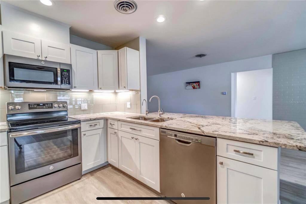 Pet Friendly 3-bedroom House, Minutes From Holiday home Venice