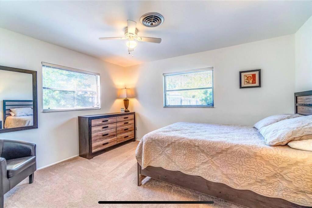 Holiday home Pet Friendly 3-bedroom House, Minutes From *