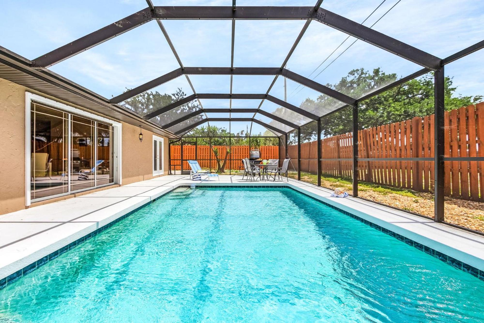 Saltwater Pool, Pet Friendly, Grill And Picnic Table - A Time For Paws - Roelens Vacations *