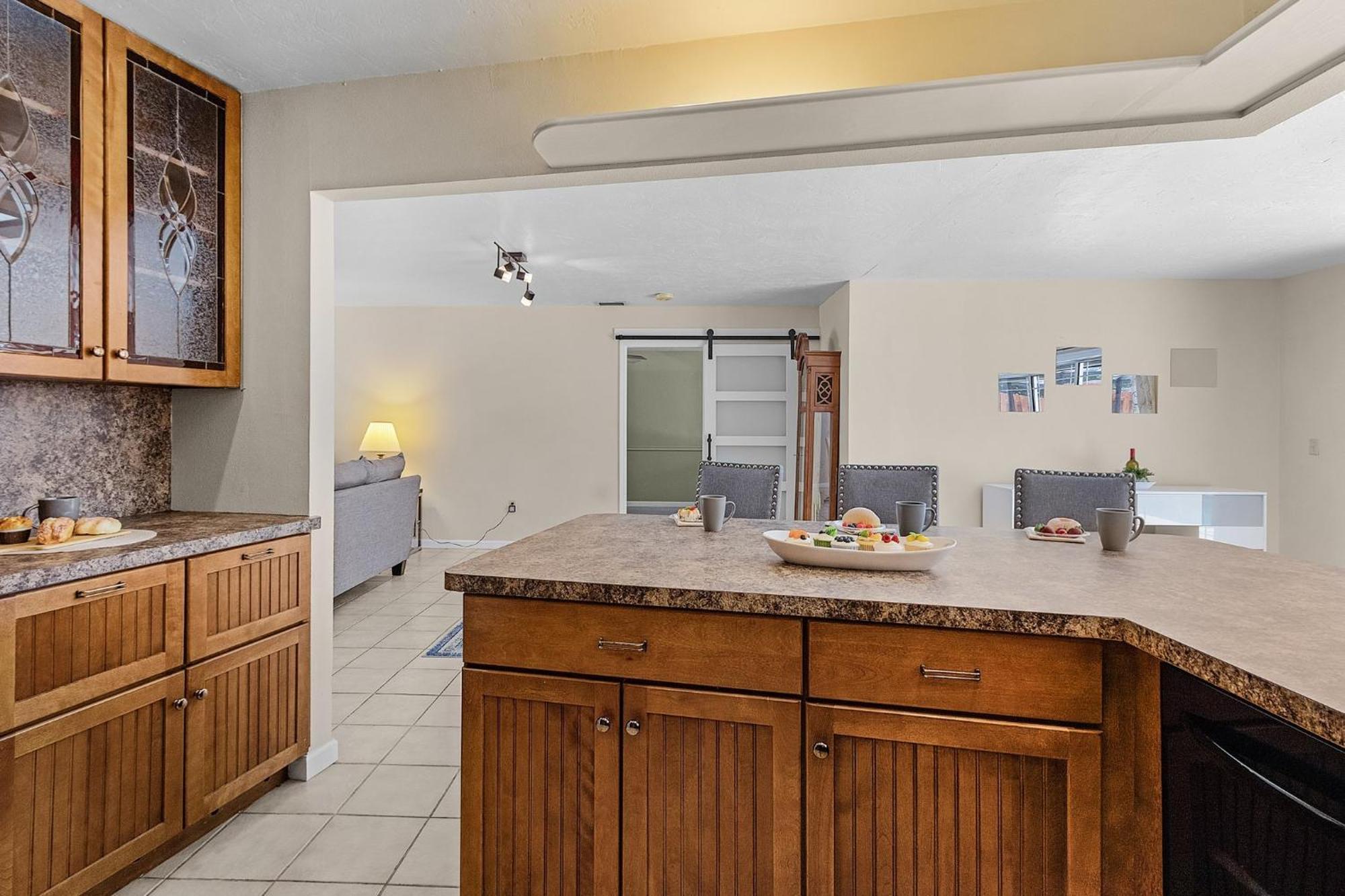 Saltwater Pool, Pet Friendly, Grill And Picnic Table - A Time For Paws - Roelens Vacations * Venice