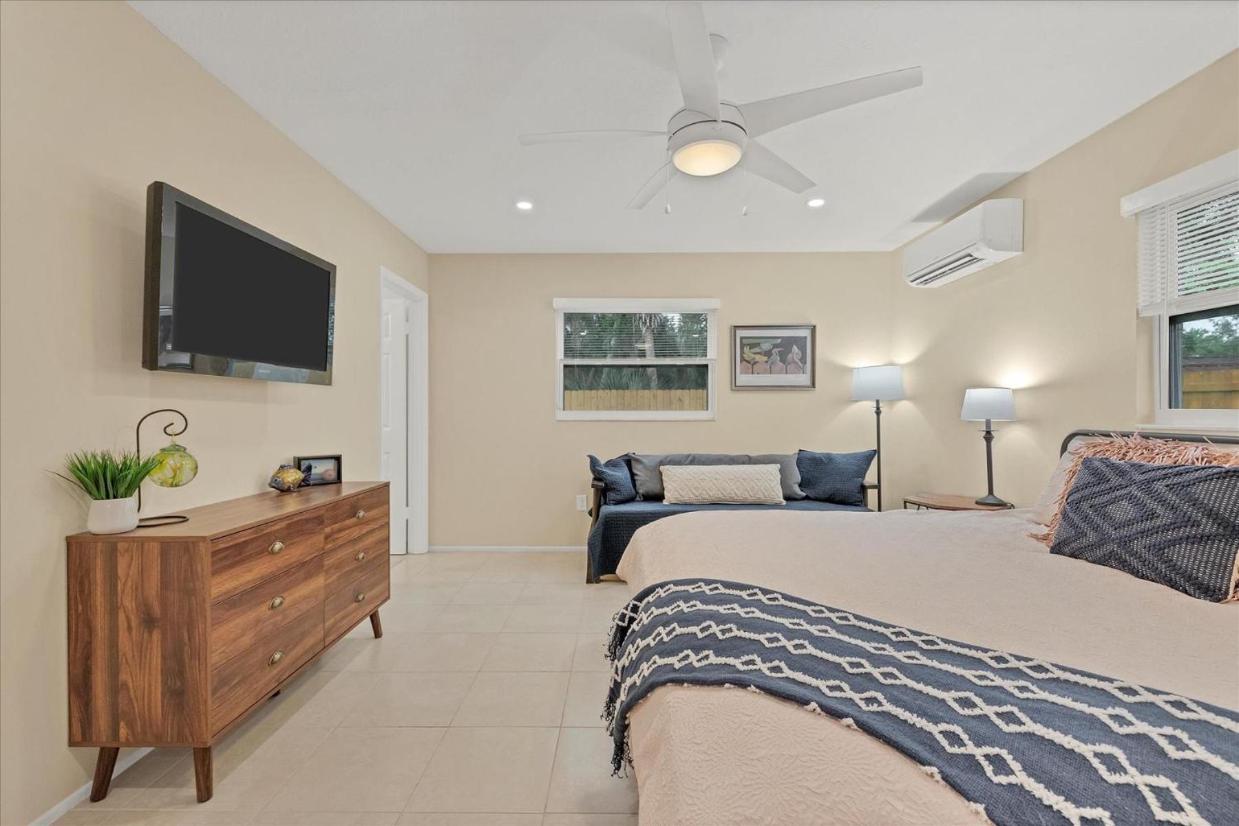 Adventure Retreat Near Beaches & Bike Path Holiday home