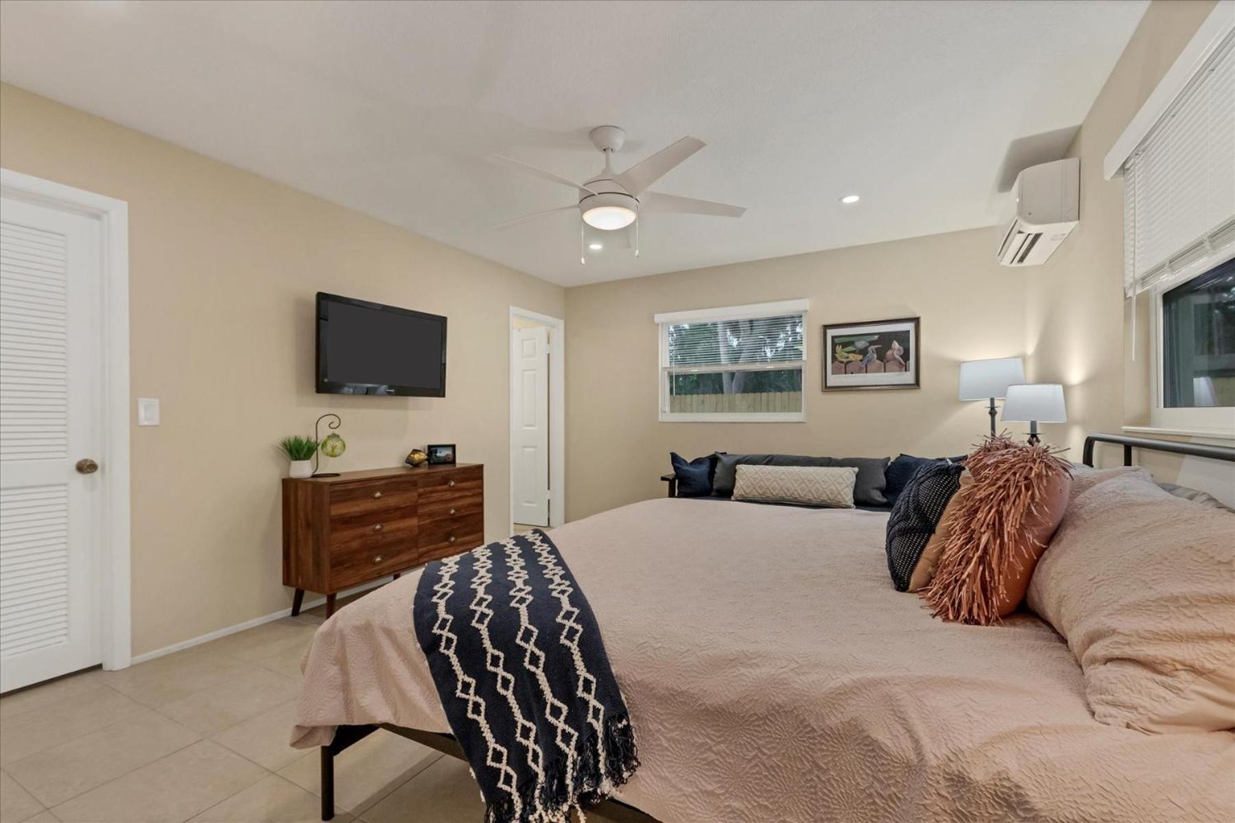 Adventure Retreat Near Beaches & Bike Path Holiday home